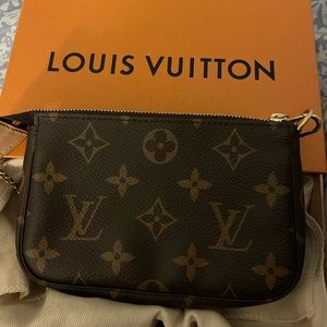 Louis Vuitton pochette accessories